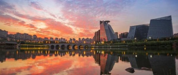 棒棒策略 两座“最像”的万亿城市，又对上了？