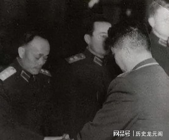 策略红 冼恒汉按地、师级待遇，交地方安置，1年半后，待遇提高到正军职